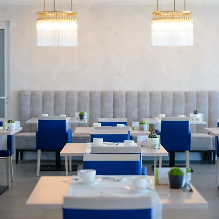 Royal Blue Hotel